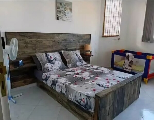 2 bedrooms, iron/ironing board, WiFi, bed sheets