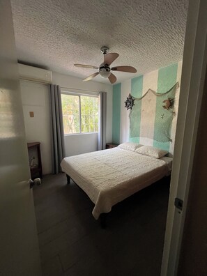 2 عدّة غرف نوم ومكواة/لوح كي وملاءات أسرّة