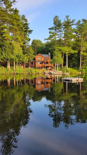 Warm & Inviting Lakeside Retreat, Private, Tranquil Picture Perfect Setting