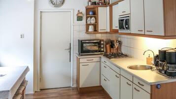 Frigorifero, forno, piano cottura, lavastoviglie