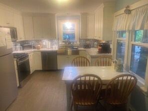 Mikrobølgeovn, oppvaskmaskin, kjøkkenutstyr og krydder