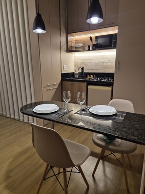 Une cuisine moderne avec un coin repas.