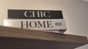 Un libro con el título "CHIC HOME" sobre una estantería de madera.