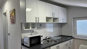 Réfrigérateur, four à micro-ondes, surface de cuisson, grille-pain