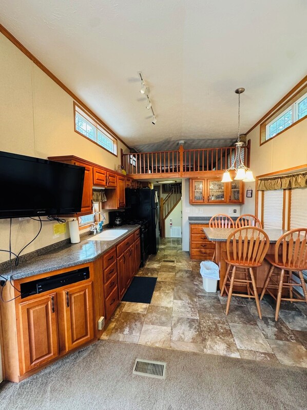 Microwave, oven, stovetop - Rental Cabin #401 w/ Queen Bed (Wisconsin Dells)