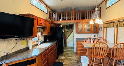 Rental Cabin #401 w/ Queen Bed