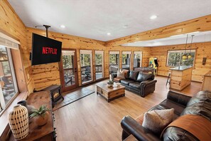 Smart TV, chimenea, reproductor de DVD y futbolito