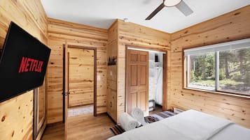 3 bedrooms, desk, iron/ironing board, WiFi