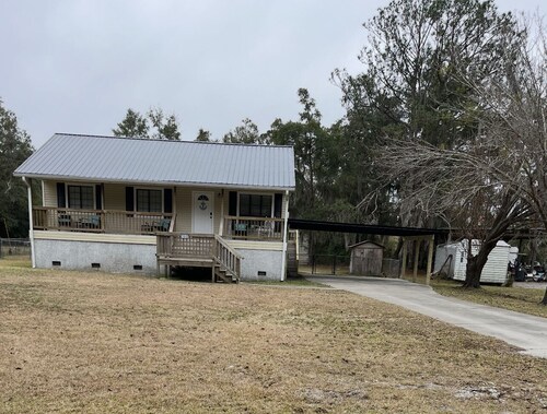Charming 3-bedroom house in the BEAUTIFUL Golden Isles nestled on Blythe Island
