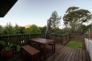 Outdoor dining - Ned's Bright - Total Luxury (Bright)