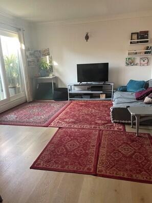 Smart TV -  1-bedroom condo in Long Beach with 2 private patios.  (Long Beach)