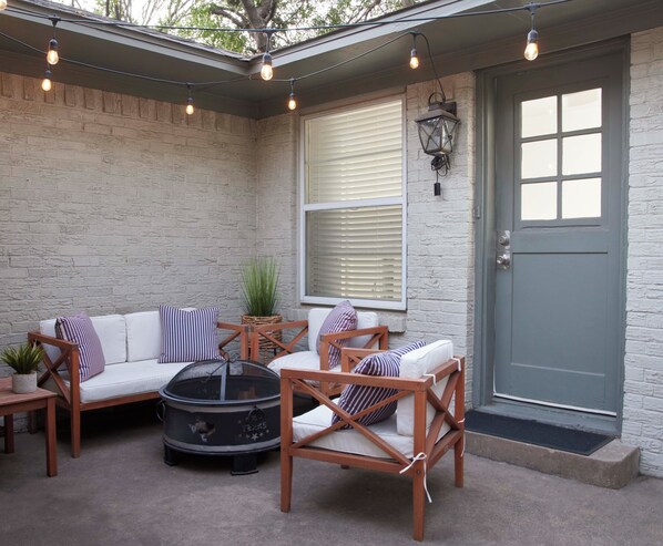 Terrace/patio - Modern Comfort Meets Texas Charm – Newly Updated Interior Retreat! (Dallas)