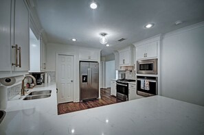 Mikrovågsugn, ugn, spishäll och diskmaskin