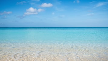 Plage, chaises longues, serviettes de plage