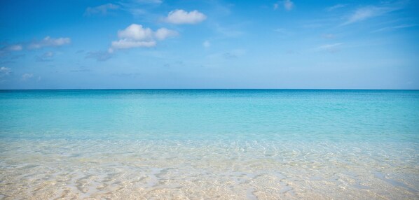Sulla spiaggia, lettini da mare, teli da spiaggia