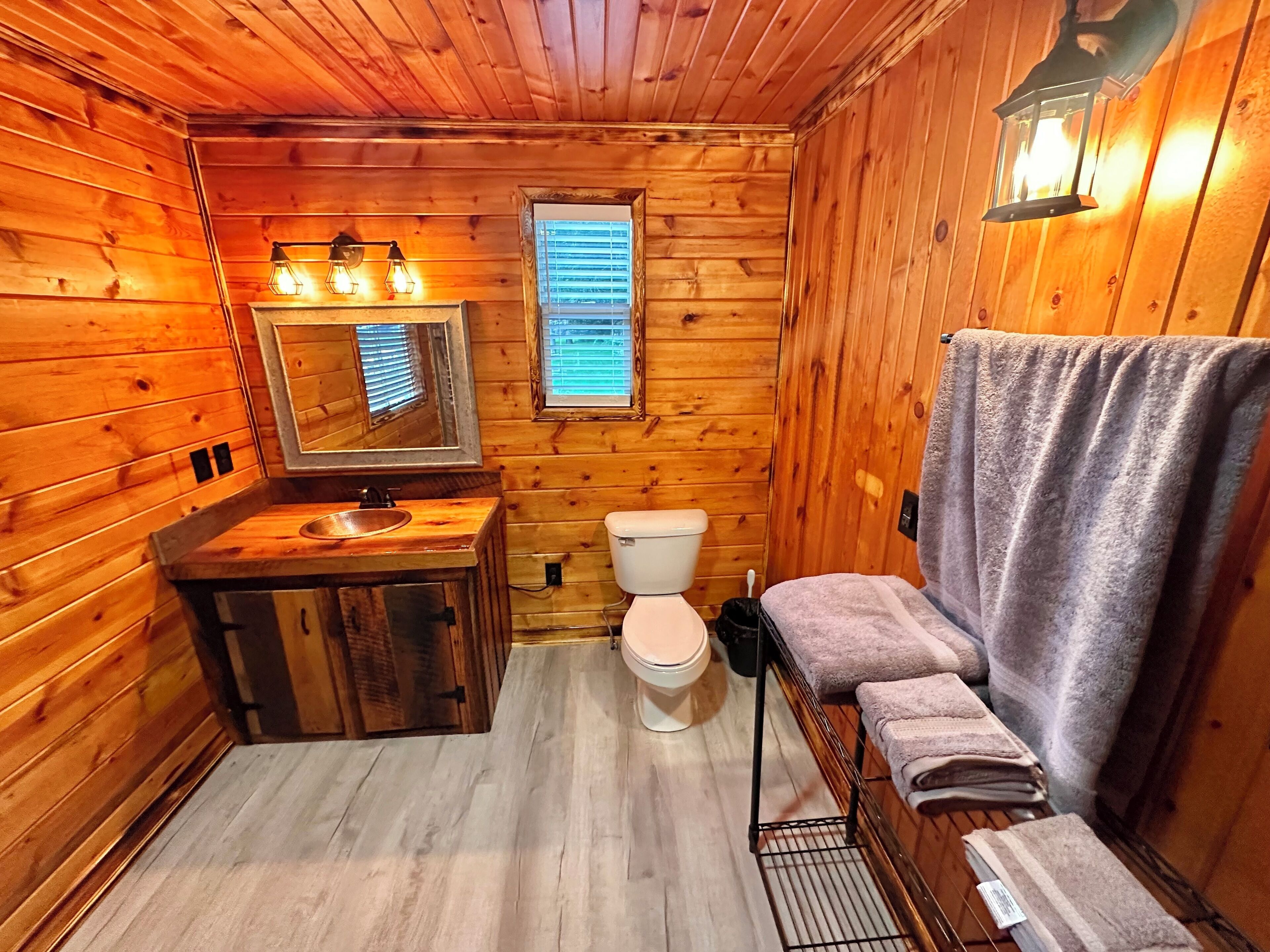 Douche, serviettes fournies, savon, papier toilette