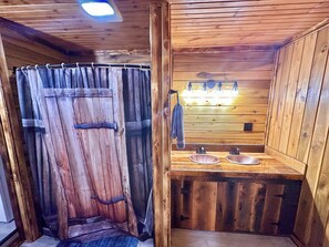 Douche, serviettes fournies, savon, papier toilette