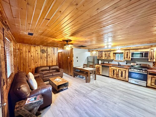 
Cozy 2-bedroom, river access, near Smoke Hole, Seneca Rocks & Dolly Sods