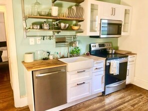 Fridge, oven, stovetop, electric kettle - Private Modern 1 Bedroom - Back Patio, near UPenn (Philadelphia)