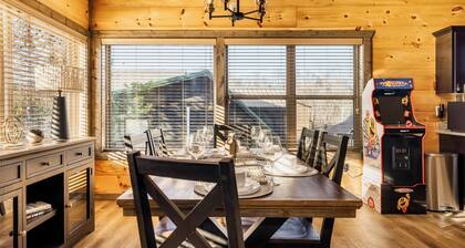 Brand New Sunset Luxury Cabin with Hot Tub! Amazing View!