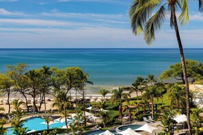 Plage à proximité, chaises longues, serviettes de plage