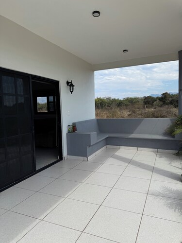 Charming 1-bedroom house with WiFi, AC in welcoming La Saladita