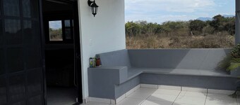 Charming 1-bedroom house with WiFi, AC in welcoming La Saladita