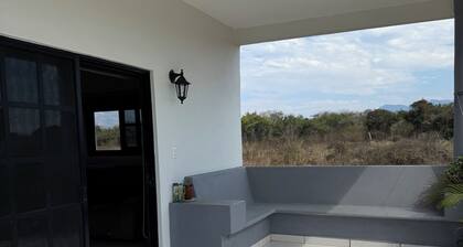 Charming 1-bedroom house with WiFi, AC in welcoming La Saladita