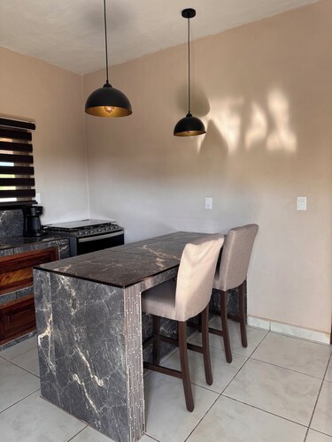 Charming 1-bedroom house with WiFi, AC in welcoming La Saladita