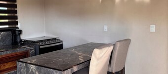 Charming 1-bedroom house with WiFi, AC in welcoming La Saladita