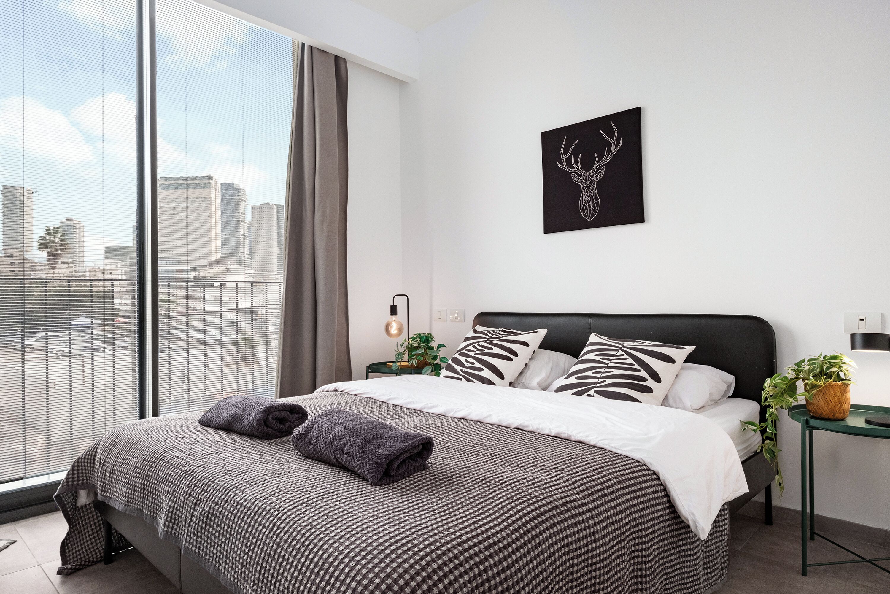 2 室のベッドルーム、デスク、WiFi (無料)、ベッドシーツ