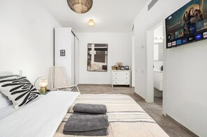 2 多间卧室、办公桌、免费 WiFi、床单