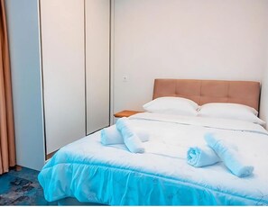 2 habitaciones, tabla de planchar con plancha, wifi y ropa de cama