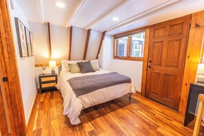 2 Schlafzimmer, Schreibtisch, Bügeleisen/Bügelbrett, Reisekinderbett