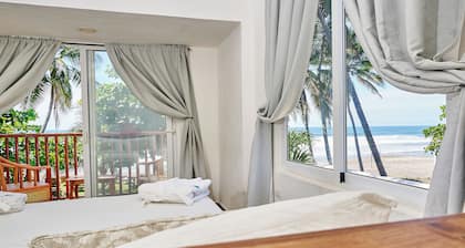 Aaki Hotel