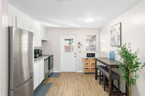 冷蔵庫、電子レンジ、オーブン、コンロ