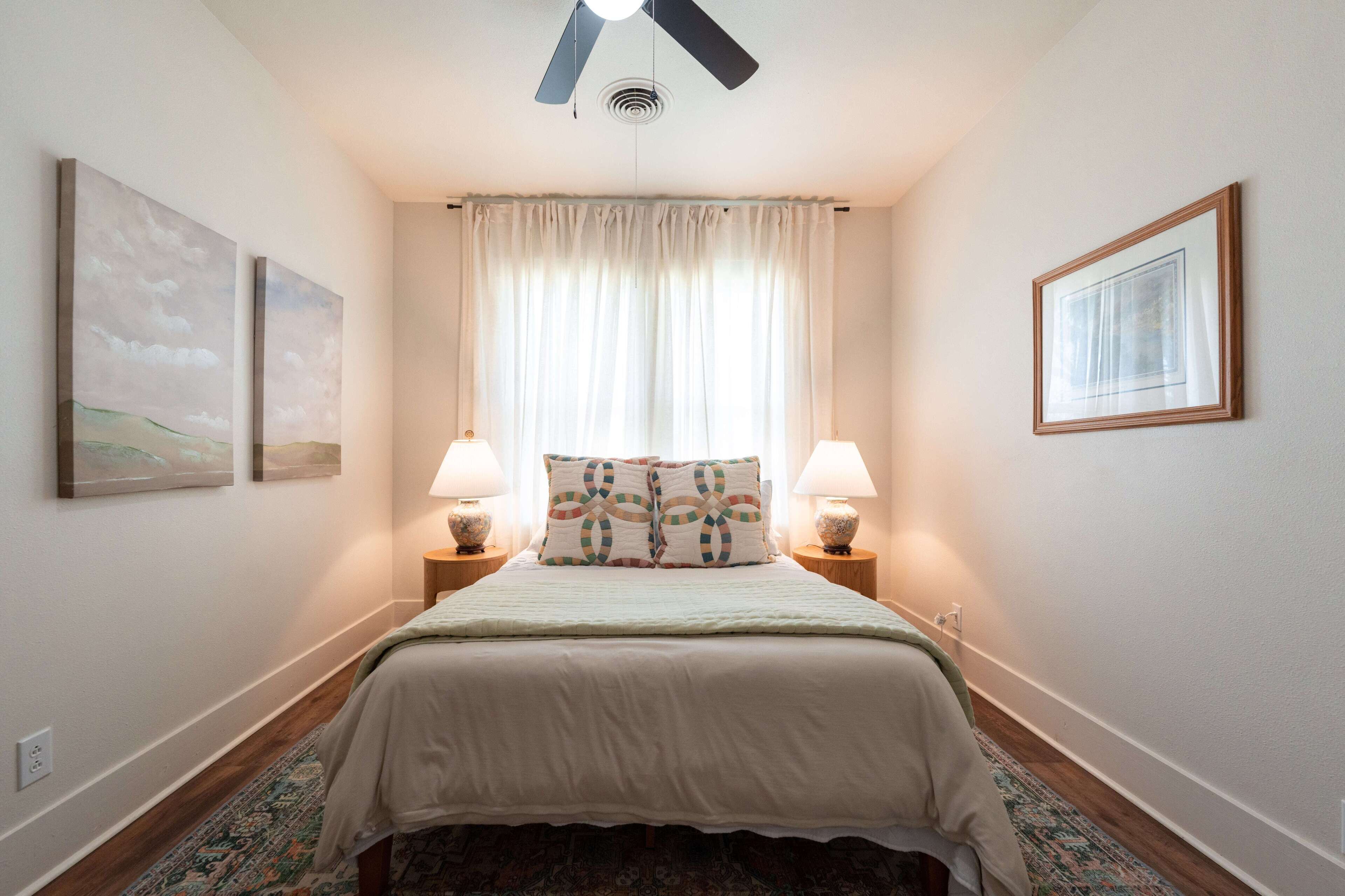 4 chambres, bureau, fer et planche à repasser, lit de bébé portatif