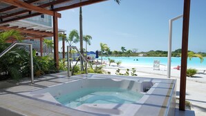 A hot tub area with a view of the beach and ocean. - Apartamento en Baia Kristal (Cartagena)