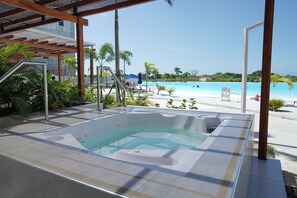 Outdoor spa tub