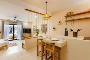 1 bedroom, desk, WiFi
