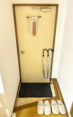 Sèche-cheveux, savon, shampoing, papier toilette