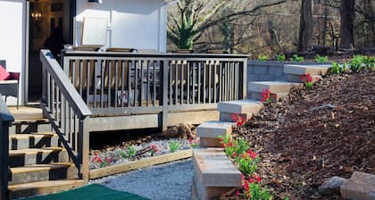 LoveJones Bungalow-Luxury decor, Large deck & backyard, Office, 2 fireplaces