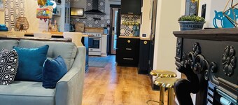 LoveJones Bungalow-Luxury decor, Large deck & backyard, Office, 2 fireplaces