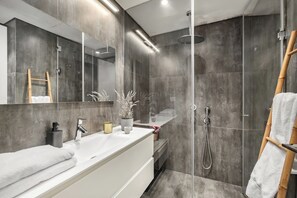 Shower, hair dryer, towels, soap - Rooftop 306 Luxury Apartment By Nimizz (Tel Aviv)