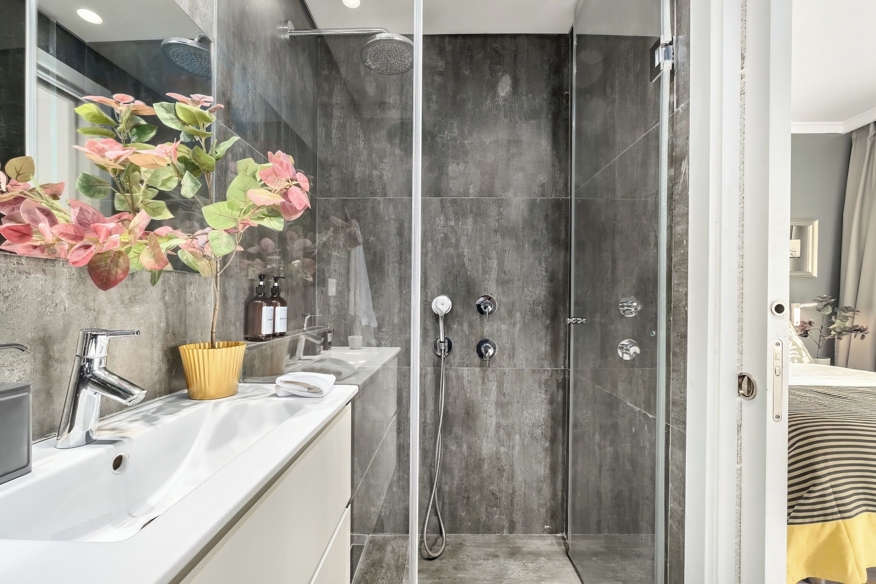 Doccia, asciugacapelli, asciugamani, sapone