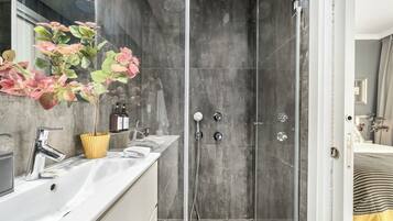 Dusche, Haartrockner, Handtücher, Seife