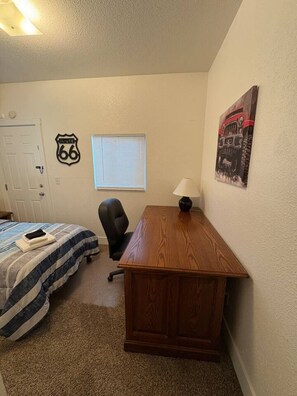 Desk, iron/ironing board, WiFi, bed sheets - Cozy Cottage Downtown Paso Robles.  Centrally located. (Paso Robles)