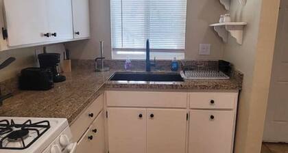 Cozy Cottage Downtown Paso Robles. Centrally located.