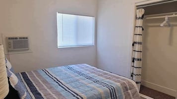 1 dormitorio, tabla de planchar con plancha, wifi y ropa de cama