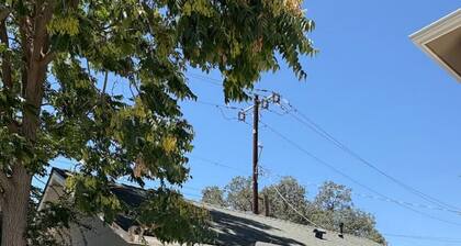 Cozy Cottage Downtown Paso Robles. Centrally located.